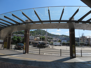 箕面駅前ロータリー。かつてはここにラケット型の線路が敷設されていた。